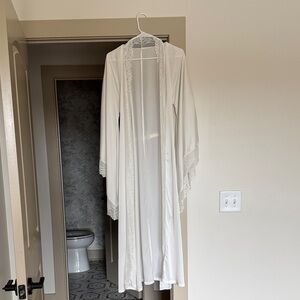 Elegant White Lace Trim Robe